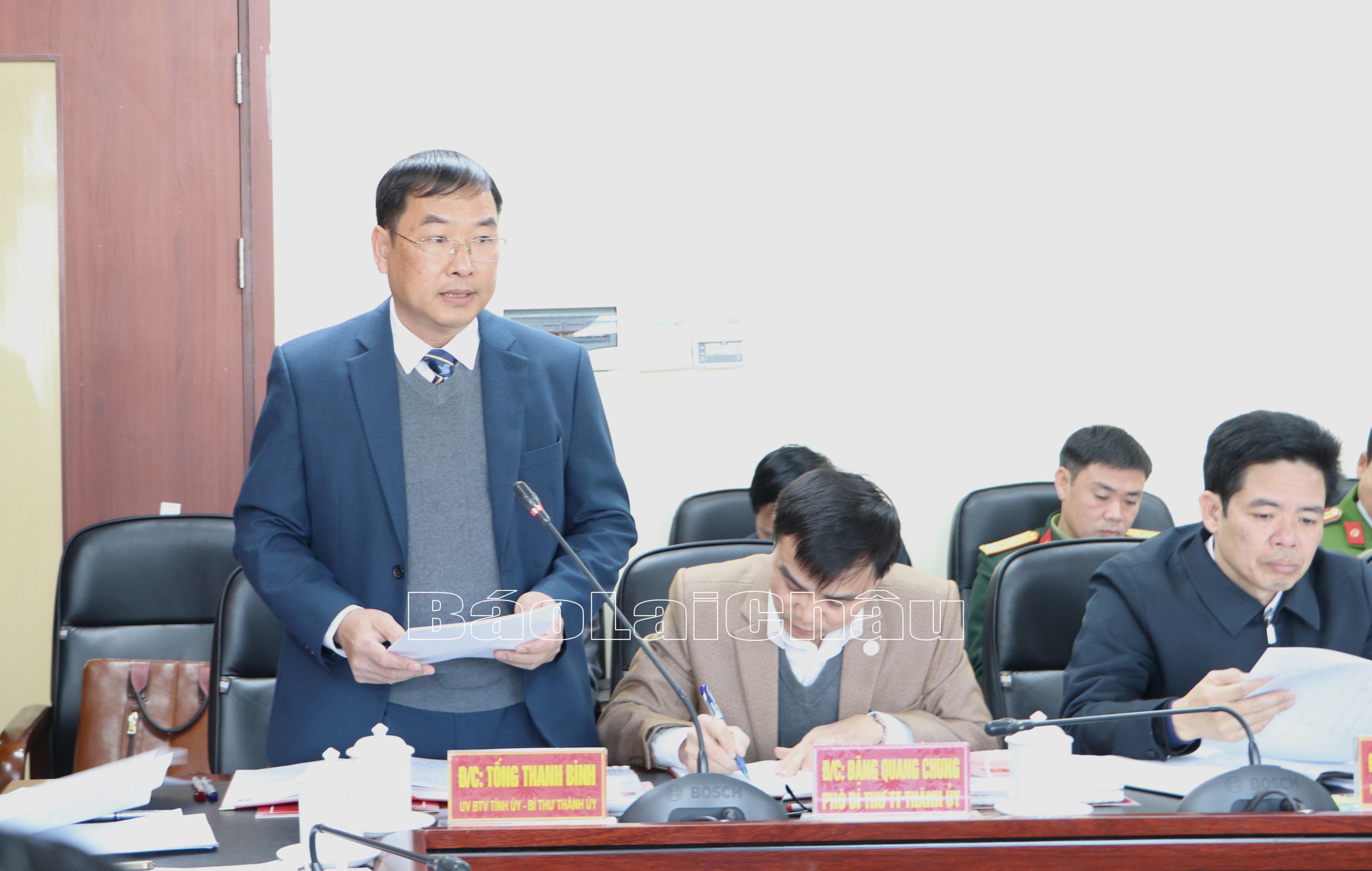 Đồng chí Tống Thanh Bình - Ủy viên Ban Thường vụ Tỉnh ủy, Bí thư Thành ủy Lai Châu báo cáo với đoàn công tác về tình hình thực hiện Nghị quyết Đại hội Đảng bộ thành phố lần thứ IV, nhiệm kỳ 2020-2025.